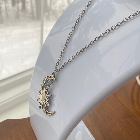Vintage Silver Celestial crescent 🌙 moon & sun ☀️ Pendant Necklace - Picture 4 of 6